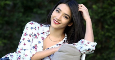 Aybüke Pusat'ın Çiçekli Etek Kombinininden İlham Alın