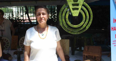 Aydın'da ahşap takvim ziyaretçilerin ilgisini çekti