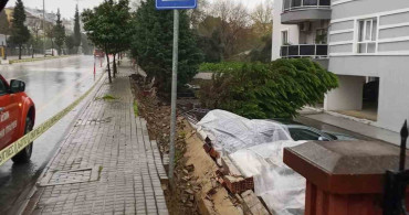 Aydın'da Aşırı Yağış Duvarı Yıktı, Park Halindeki Araçlar Zarar Gördü