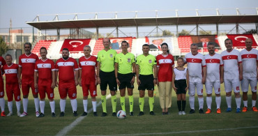 Aydın'da Futbol Gösteri Maçı: Gençlik ve Spor Bakanı Osman Aşkın Bak Forma Giydi