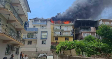 Aydın'ın Efeler İlçesinde Çatı Katında Yangın Çıktı