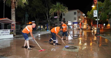 Ayvalık'ta cadde ve sokaklar köpüklü sularla temizlendi