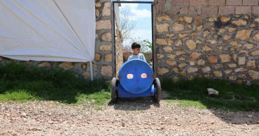 Baba, Engelli Oğluna Dışarı Çıkabilmesi İçin Paletli Akülü Araba Yaptı
