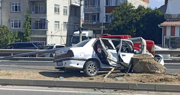 Bafra'da otomobil aydınlatma direğine çarptı, sürücü yaralandı