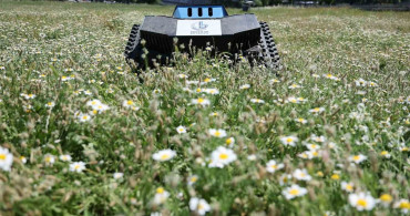 Bağcılar Belediyesi, bağbot adıyla çim biçme robotunu hizmete sundu