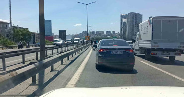 Bağcılar TEM otoyolunda motosikletli kuryenin düştüğü anlar ilginç görüntülere sahne oldu