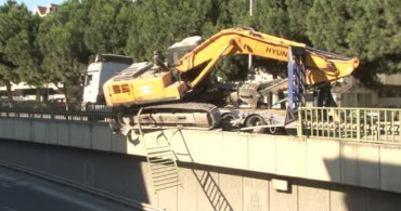 Bahçelievler’de tırın taşıdığı iş makinesi bariyerlere çarptı
