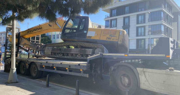 Bahçelievler’de tırın taşıdığı iş makinesi bariyerlere çarptı