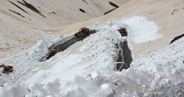 Bahçesaray Yolu Ulaşımı Açıldı: Çığ Komisyonu Kararı Bekleniyor
