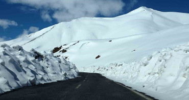 Bahçesaray Yolunda Çalışmalara Çığ Riski Nedeniyle Ara Verildi