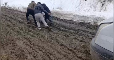 Bahçesaray'da Çamurla Mücadele Devam Ediyor