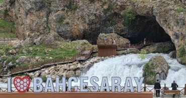 Bahçesaray'da mağaradan çıkan doğal su kaynağı ilgi odağı oldu
