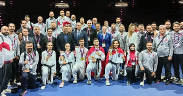 Bakan Bak, Milli Taekwondocuları Kutladı