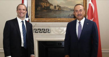 Bakan Çavuşoğlu, İngiltere’de Mevkidaşı ile Bir Araya Geldi