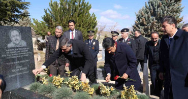 Bakan Çiftçi Neşet Ertaş’ın Kabrini Ziyaret Etti