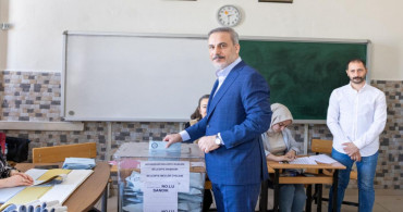 Bakan Fidan sandık başına geldi: Ankara’da oyunu kullandı