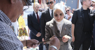 Bakan Göktaş, Erzincan'da aşure dağıttı ve esnafı ziyaret etti