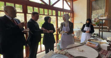 Bakan Göktaş, Erzincan'da kadın kooperatifinde gözleme pişirip ikram etti
