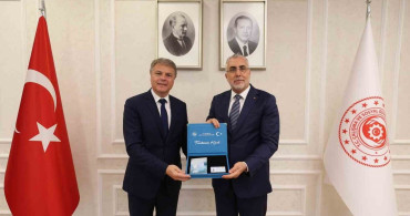 Bakan Işıkhan, Renault Group Türkiye CEO’su Lionel Jaillet’ye Turkuaz Kart takdim etti