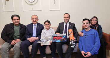 Bakan Kacır, Malatya'da Depremzede Aileyle İftar Yaptı