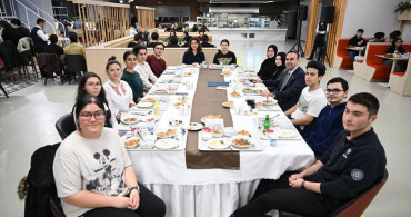 Bakan Kacır, Ramazan Ayının İlk İftarını Öğrencilerle Gerçekleştirdi