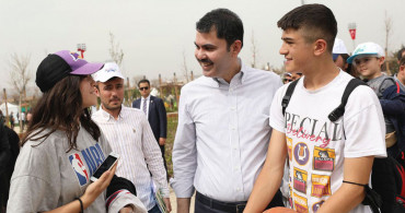 Bakan Kurum iftar programında gençlerle buluştu: Kahoot yarışmasında derece alanlara hediye verdi