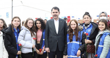 Bakan Murat Kurum, yangın bölgesinde kadınlarla fidan dikti
