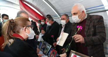 Bakan Pekcan, Evlat Nöbeti Tutan Aileleri Ziyaret Etti