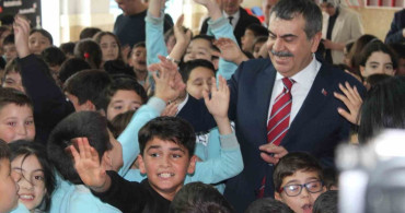 Bakan Tekin Aydınlı Çocuklara Halı Saha Müjdesi Verdi