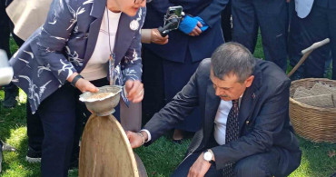 Bakan Tekin Bursa'da çınar altında türkü söyledi, Anadolu peynirlerini tattı