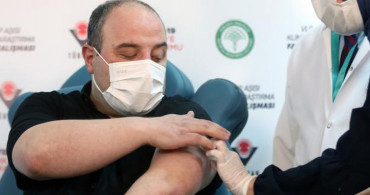 Bakan Varank Yerli Aşının İlk Dozunu Yaptırdı