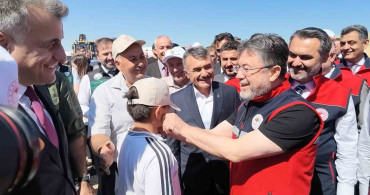 Bakan Yumaklı, elini öpmek isteyen çocuğa esprili yanıt verdi