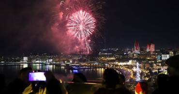Bakü'de Yeni Yıl Coşkusu ve Havai Fişek Gösterileri