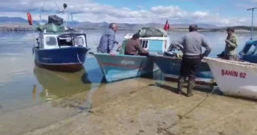 Balıkçılar Av Yasağı Nedeniyle Teknelerini Karaya Çekti