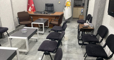 Balıkesir'de AK Parti İlçe Başkanlığına Taşlı Saldırı Gerçekleşti