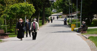 Balıkesir'de Cadde ve Sokaklarda Yürürken Sigara İçmek Yakalandı