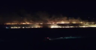 Balıkesir'de çıkan arazi yangınına itfaiye ekipleri müdahale ediyor