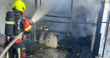 Balıkesir'de depoda çıkan yangın mahalle sakinlerini korkuttu