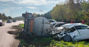 Balıkesir'de Devrilen Tanker 7 Araçta Hasara Neden Oldu