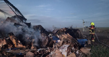 Balıkesir'de Karton Yüklü Tırda Yangın Çıktı