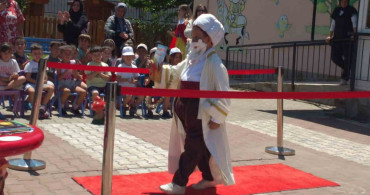 Balıkesir'de Miniklerin Geri Dönüşüm Defilesi