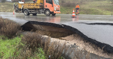Balıkesir'de Sağanak Sonucu Yolda Yarıklar Oluştu