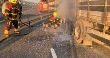 Balıkesir'de Tomruk Yüklü TIR Dorsesi Yangın Çıkardı