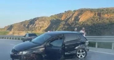 Balıkesir'de Trafik Kazası: Otomobil Bariyerlere Çarptı