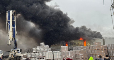 Balıkesir'de Yapı Malzemeleri Deposunda Yangın