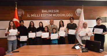 Balıkesir'de yapılan ödül töreninde başarılı öğrenciler motivasyon kazandı
