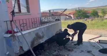 Balkona giren yılanı itfaiye ekibi yakaladı