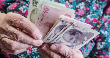 Bankalar Yarışıyor: Emekliye ve Yakınına 2 Gün Erken Maaş!