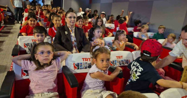 Bartın valisi çocuklarla çizgi film izledi, dijital bağımlılığa karşı uyardı