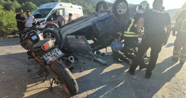 Bartın’da motosiklet çarpan otomobil devrildi, 4 yaralı